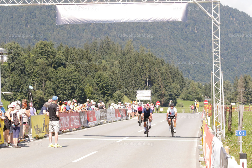 826_20230817_Bewerb_Maenner_Muehlanger | AUT - OESTERREICH, 2023-08-16: SPORT RENNRAD-FAHREN - 55. INTERNATIONALER RADWELTPOKAL IN ST. JOHANN IN TIROL  - Vintage-Radrennen mit WM-Bronze-Medaillen-Siegerin Christina Schweinberger, den Teilnehmer und Alexander Baumann (vom Orginastions-Team) - TAG 2 BEWERB MAENNER IN SECHS GRUPPEN  ; Foto: Roland Muehlanger
