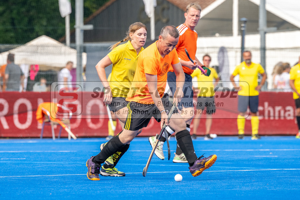 SFE_20240817_0149 | Krefeld, Deutschland, 17.08.2024:  European Cup for Recreational Hockey Players im KTHC Stadion Rot-Weiss Köln Tennis and Hockey Club am 17.08.2024 in Krefeld, Deutschland. (Foto von Stephan Fehrmann)Krefeld, Germany, 17.08.2024: European Cup for Recreational Hockey Players in KTHC Stadion Rot-Weiss Köln Tennis and Hockey Club at 17.08.2024 in Krefeld, Deutschland. (Foto from Stephan Fehrmann)