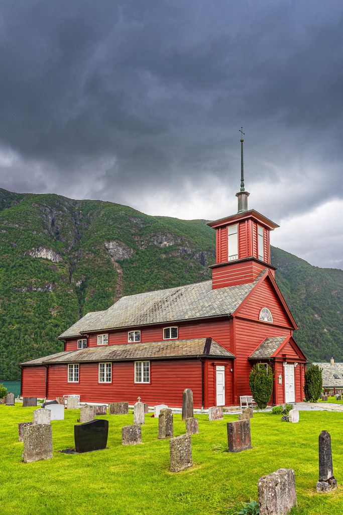 Kirche und Friedhof in Fjærland in Norwegen. | Kirche und Friedhof in Fjærland in Norwegen.