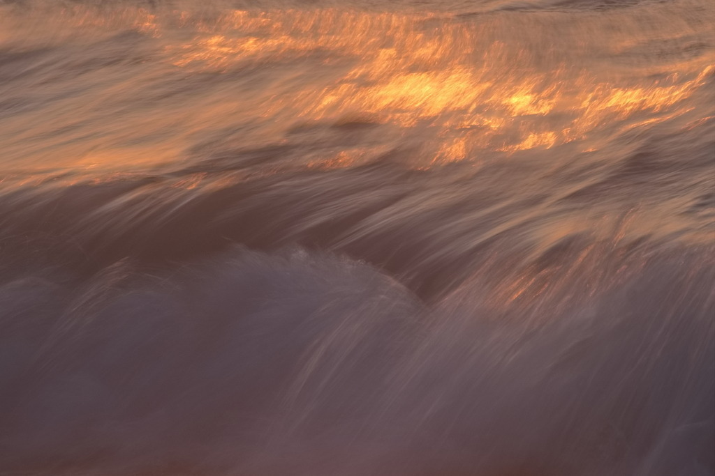 Goldene Brandung | Langzeitbelichtung einer Welle beim Sonnenuntergang - Realisiert mit Pictrs.com