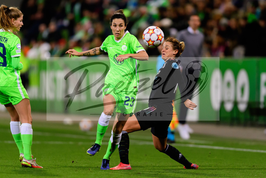 WOBJUV20211118_033 | Fussball, Frauen: Sara Doorsoun (VfL Wolfsburg) und Cristiana Girelli (Juventus FC) im Zweikampf bei dem Spiel der UEFA Women´s Champions League zwischen VfL Wolfsburg und Juventus Turin im AOK-Stadion am 18.11.2021 in Wolfsburg, Deutschland. - Realisiert mit Pictrs.com