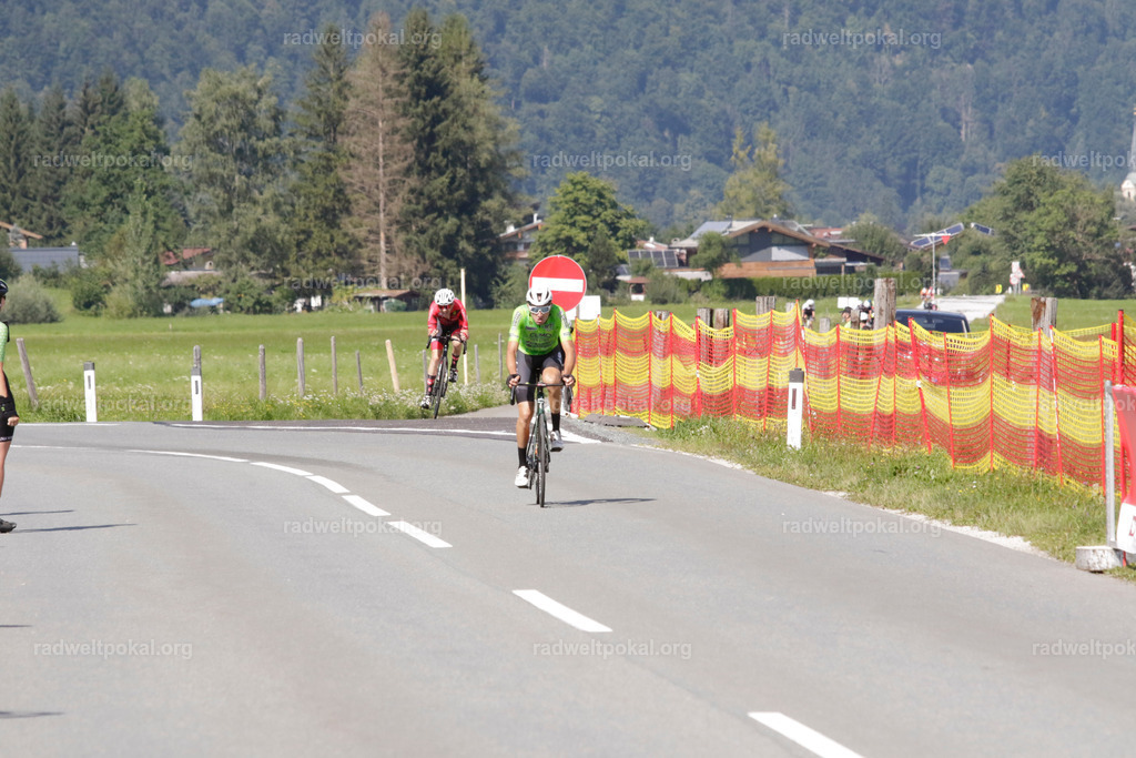 1143_20230817_Bewerb_Maenner_Muehlanger | AUT - OESTERREICH, 2023-08-16: SPORT RENNRAD-FAHREN - 55. INTERNATIONALER RADWELTPOKAL IN ST. JOHANN IN TIROL  - Vintage-Radrennen mit WM-Bronze-Medaillen-Siegerin Christina Schweinberger, den Teilnehmer und Alexander Baumann (vom Orginastions-Team) - TAG 2 BEWERB MAENNER IN SECHS GRUPPEN  ; Foto: Roland Muehlanger