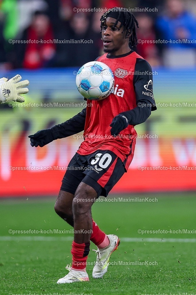 Lev02022502222 | 02.02.2025, Fußball, Bayer 04 Leverkusen - TSG 1899 Hoffenheim, 1. Fußball Bundesliga, 20. Spieltag, BayArena, Saison 2024 2025: Jeremie Frimpong (Bayer04 Leverkusen #30)DFB regulations prohibit any use of photographs as image sequences and or quasi-video.