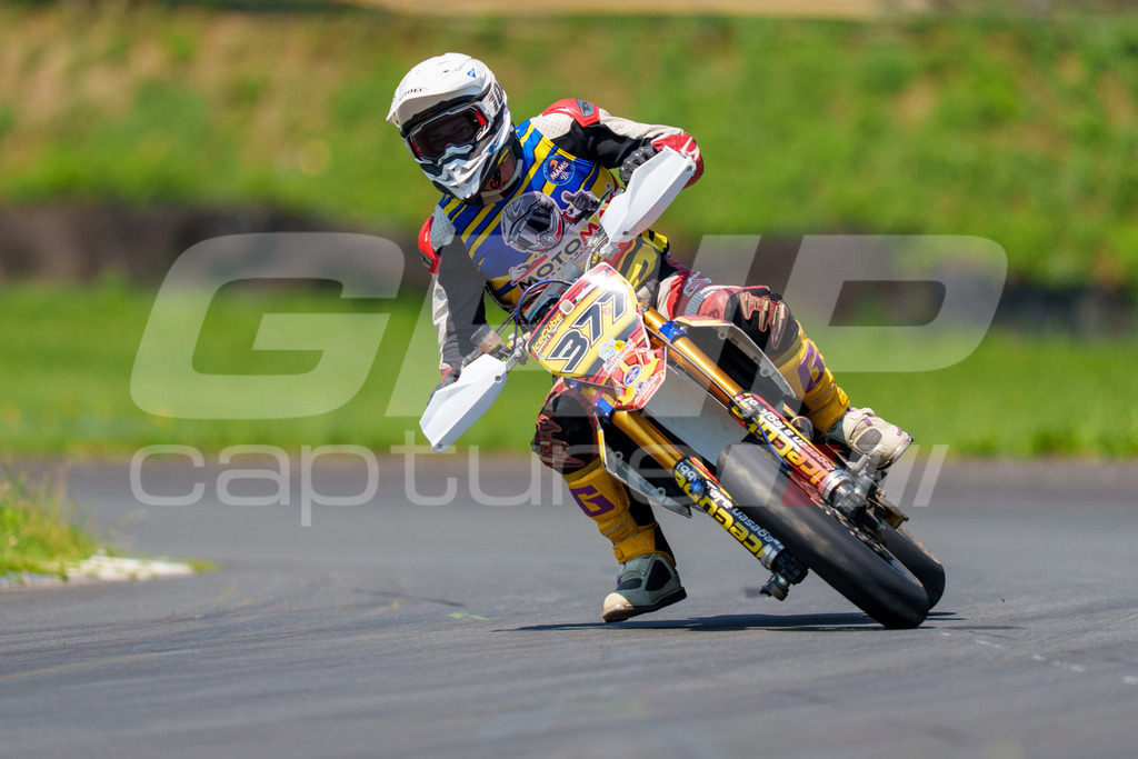 G-Cup + Supermoto Staatsmeisterschaft + Hungarian Supermoto Championship | GRIPcapture steht für authentische Sportfotografie in Österreich – für Momente, die mehr sind als Geschwindigkeit oder Ergebnis. Es geht um Emotion, Spannung, Fokus und den Augenblick, der oft nur einen Wimpernschlag dauert.Ob Motorsport, Teamsport oder 