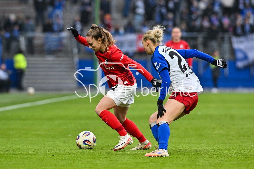 Hamburger SV - SC Freiburg | HAMBURG, GERMANY - 01. FEBRUARY: im Duell Lisa KOLB (SC Freiburg Frauen 22) und Sophie HILLEBRAND (Hamburger SV Frauen 22) während dem Match zwischen dem Hamburger SV und dem SC Freiburg am 16. Spieltag der Google Pixel Frauen-Bundesliga im Volksparkstadion