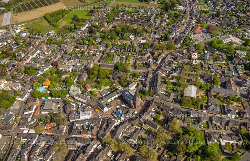 Nettetal240403116Kaldenkirchen | Luftbild, Innenstadt City, kath. Kirche St. Clemens, Pfarrzentrum Convent Pfarrhaus, verkaufsoffener Sonntag und Frühlingsfest mit Straßenfest um den Kirchplatz und Klosterstraße Fußgängerzone, Kaldenkirchen, Nettetal, Niederrhein, Nordrhein-Westfalen, Deutschland