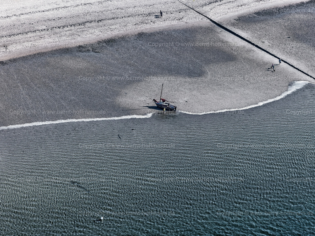 PLB_3760nk2_Utersum_Strand_80x60 | Luftbild, Strand bei Utersum, ein Küstensegler ist bei Ebbe " trocken gefallen ".

Bild ist farbreduziert. - Realisiert mit Pictrs.com