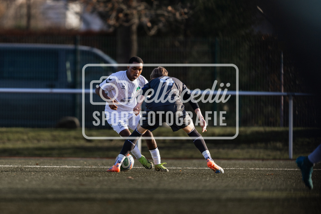 Fußball I Herren I Saison 2025-2026 I Freundschaftsspiel I VFL Osnabrück A-Junioren - JFV Bremen-045 | Phil Josef Kersten (4, VfL Osnabrück A-Junioren) Verteidigt - Realisiert mit Pictrs.com