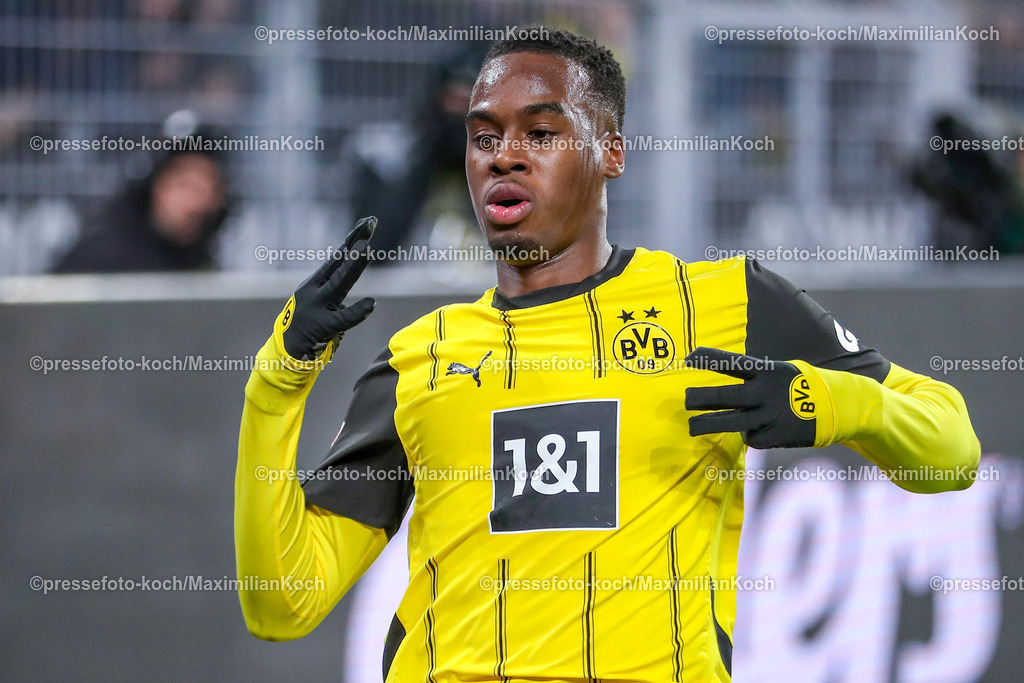BVB30112402170 | 30.11.2024, Borussia Dortmund - FC Bayern München, 1. Fußball Bundesliga, 12. Spieltag, Signal Iduna Park, Saison 2024 2025: Torjubel nach dem 1:0 durch Jamie Gittens (BVB #43). DFB regulations prohibit any use of photographs as image sequences and or quasi-video.