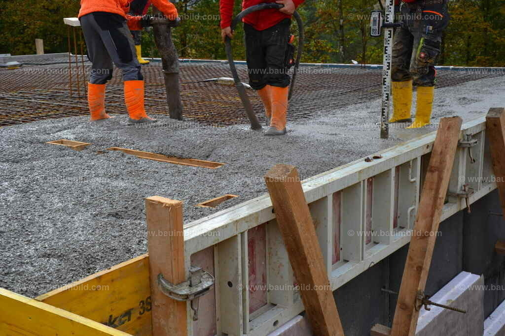 Betoneinbau Geschoßdecke | Arbeiter beim Betonieren einer Betondecke mit Betonpumpe
