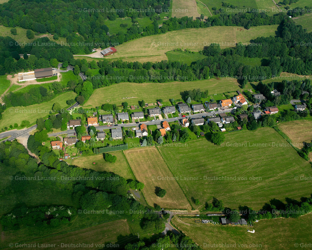 2615867 | ESCHENROD 09.06.2006 Landwirtschaftliche Nutzflächen und Feldgrenzen  umsäumen das Siedlungsgebiet des Dorfes in Eschenrod im Bundesland Hessen, Deutschland // Agricultural land and field boundaries surround the settlement area of the village  in Eschenrod in the state Hesse, Germany Foto: Gerhard Launer