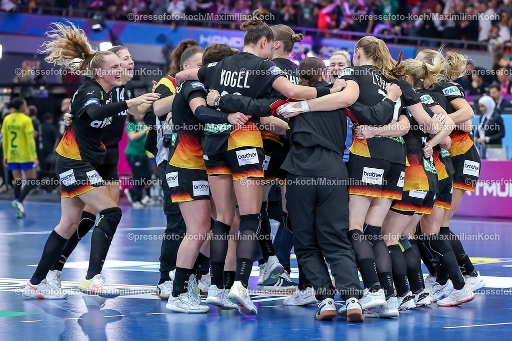 IHF09122502118 | 09.12.2025, Handball WM Frauen, Viertelfinale, Deutschland - Brasilien, 27th IHF Women's Handball World Championship, Westfalenhalle Dortmund: Freude nach dem Sieg und dem EInzug ins Halbfinale. Die Mannschaft feiert den Sieg unter Freudentränen zusammen auf dem Spielfeld und liegt sich glücklich in den Armen. Mannschaftskreis tanzend