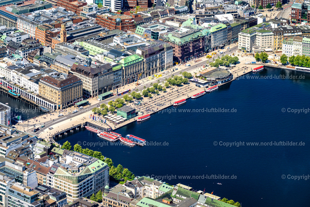 Hamburg_Jungfernstieg_ELS_7206200625 | HAMBURG 20.06.2025 Uferbereiche am Seegebiet des Jungfernstieg mit Hafenanlagen für Fähren- Schiffe der "ATG Alster-Touristik GmbH" an der Binnenalster - Kleine Alster in Hamburg. Weiterführende Informationen bei: ATG Alster-Touristik GmbH. // Riparian areas on the lake area of Jungfernstieg with a port for ferry ships from the "ATG Alster-Touristik GmbH" at the Binnenalster - Kleine Alster in Hamburg in Hamburg, Germany. Further information at: ATG Alster-Touristik GmbH. Foto: Martin Elsen