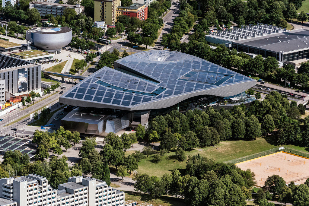 dr__0019534.jpg | MüNCHEN 04.07.2017 Die BMW-Welt ist ein kombiniertes Ausstellungs-, Auslieferungs-, Erlebnis-, Museums- und Eventgebäude in München im Bundesland Bayern und ist Teil der Konzernzentrale des Automobilherstellers BMW. In der sogenannten Markenwelt, einem Ausstellungspavillon, werden die aktuellen Modelle von BMW, MINI, Rolls-Royce Motor Cars und BMW Motorrad sowie Innovationen und Technik präsentiert. Auf dem Dach des Multifunktionsgebäudes produziert eine Solaranlage Strom. Architekten des Gebäudes sind Prof.  Wolf D. Prix und das Architektenbüro Coop Himmelb(l)au. // The BMW Welt is a combined exhibition, delivery, adventure, museum and event venue in Munich in Bavaria and is part of the corporate headquarters of the car manufacturer BMW. In the so-called brand world, an exhibition pavilion, the current models of BMW, MINI, Rolls-Royce Motor Cars and BMW Motorrad, innovations and technology are presented. On the roof of the multifunctional building a solar power plant produces electricity. Architect of the building are Prof. Wolf D. Prix and the architectural firm Coop Himmelb (l) au. Foto: Daniel Reiter