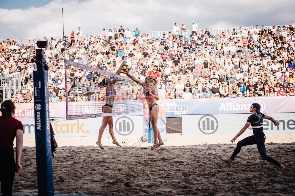 Beachvolleyball | Frauen | Deutsche Meisterschaften 2025 Timmendorfer Strand | 05.09.2025 | v.l. Sandra Ittlinger Block gegen Nele Barber