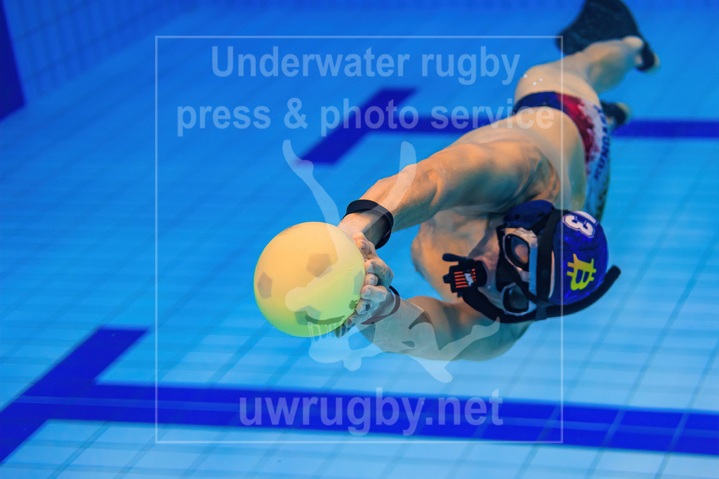 Underwater rugby action press picture | Bamberg, Germany - March 04 2023: Underwater rugby training camp of the Tauchclub Bamberg together with the Austrian national team. - Realisiert mit Pictrs.com