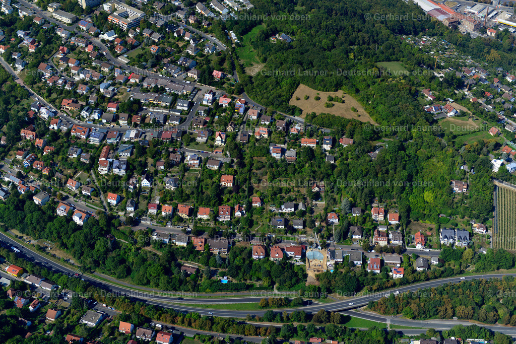 3650655 | Hexenbruch, Höchberg 13.09.2016 Wald- Gebiete und Forstflächen umsäumen das Siedlungsgebiet des Dorfes in Hexenbruch, Höchbergim Bundesland Bayern, Deutschland // Village - view on the edge of forested areas in Hexenbruch, Höchberg in the state Bavaria, Germany Foto: Gerhard Launer