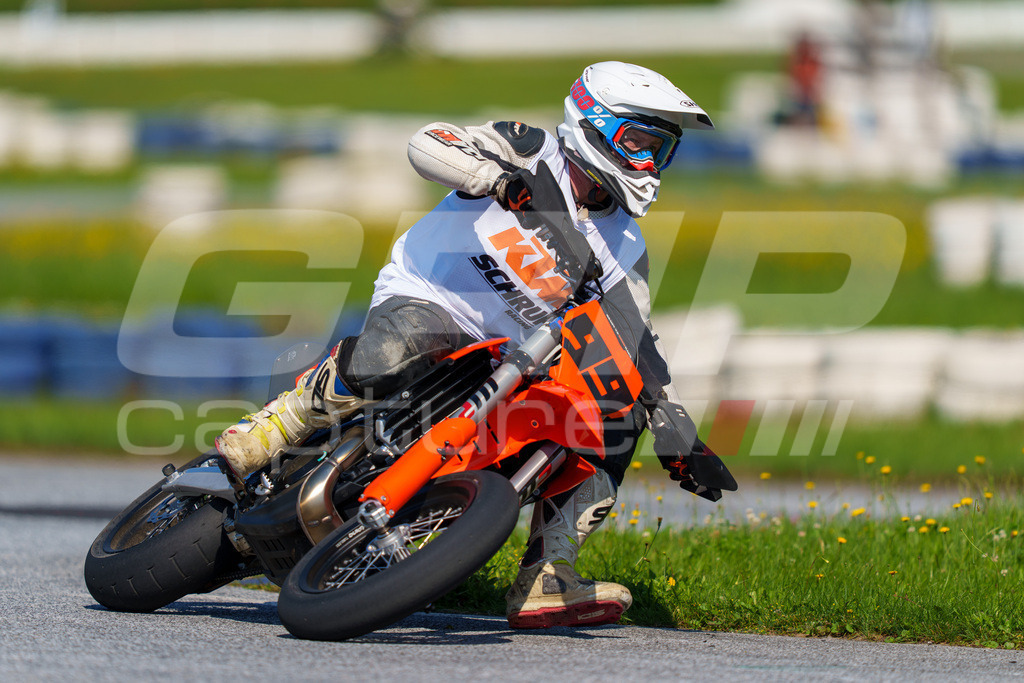 SuperMoto_Staatsmeisterschaft_Greinbach_224 | GRIPcapture steht für authentische Sportfotografie in Österreich – für Momente, die mehr sind als Geschwindigkeit oder Ergebnis. Es geht um Emotion, Spannung, Fokus und den Augenblick, der oft nur einen Wimpernschlag dauert.Ob Motorsport, Teamsport oder 