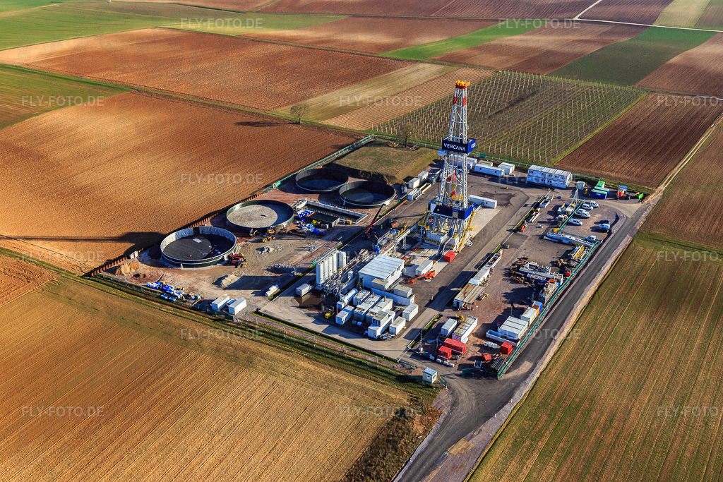 Bohrturm des Tiefenbohrplatz V20 von Vulcan Energy am Schleidberg zur Förderung von Geothermie und Lithium https://v-er.eu/de/ | Luftbild: Bohrturm des Tiefenbohrplatz V20 von Vulcan Energy am Schleidberg zur Förderung von Geothermie und Lithium https://v-er.eu/de/ in Insheim im Bundesland Rheinland-Pfalz in Deutschland. Foto: IMG_145444.jpg vom 05.03.2025 durch Werner Riehm/FLY-FOTO.de - Realisiert mit Pictrs.com