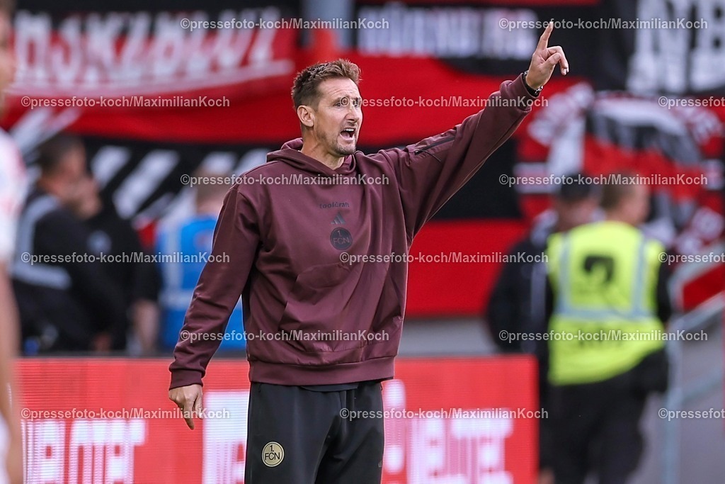 PRM22082501113 | 22.08.2025, Fußball, Preußen Münster - 1. FC Nürnberg, 2. Fußball Bundesliga,  Preußenstadion, Saison 2025 2026: Cheftrainer Miroslav Klose (1FC Nuernberg #hc) gestikulierend am Spielfeldrand Gestik  DFB regulations prohibit any use of photographs as image sequences and or quasi-video.