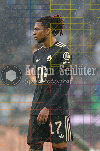 Borussia Mönchengladbach vs FC Bayern München - Bundesliga  | Mönchengladbach, Deutschland, 25.10.25:   Michael Olise (FC Bayern München) schaut waehrend des Spiels der Bundesliga zwischen Borussia Mönchengladbach vs FC Bayern München im Stadion im Borussia Park(Foto von Brauer-Fotoagentur / Adrian Schlueter)