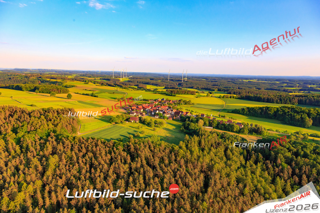 Die Luftaufnahme Goerau - Weismain wurde 2017 mittels Flugzeug (keine Drohne) erstellt. Perfekte Schärfe und Druck- Auflösung- Garantiert!