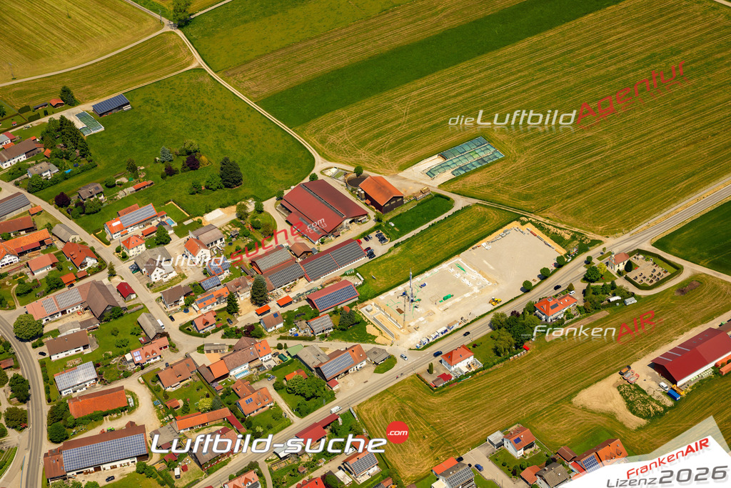 Das Luftbild zeigt Oberkammlach Kammlach - Die Luftaufnahme wurde 2023 vom UL-Flugzeug aus erstellt ( keine Drohne ) - Hochauflösende Luftaufnahme - Für grossformatige Ausdrucke geeignet. Die Geschenkidee !Mit Lizenz und Bildrechte bestellbar