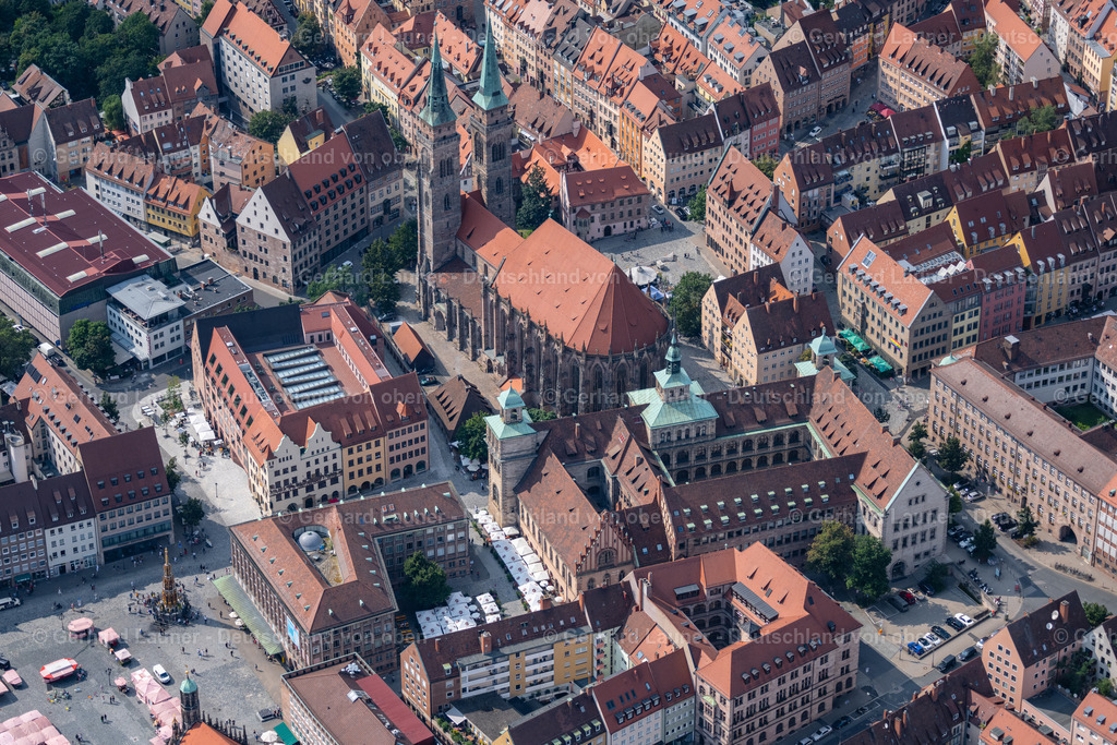 4047471 | NüRNBERG 21.08.2021 Kirchengebäude der St. Sebald - Sebalduskirche an der Winklerstraße und Altes Rathaus am Rathausplatz im Altstadt- Zentrum der Innenstadt im Ortsteil Altstadt - Sankt Sebald in Nürnberg im Bundesland Bayern, Deutschland. Weiterführende Informationen bei: Evang.-Luth. Kirchengemeinde St. Sebald,  Stadt Nürnberg. // Church building in of St. Sebald - Sebalduskirche on Winklerstrasse and the old town hall on Rathausplatz in the Old Town- center of downtown in the district Altstadt - Sankt Sebald in Nuremberg in the state Bavaria, Germany. Further information at: Evang.-Luth. Kirchengemeinde St. Sebald,  Stadt Nuernberg. Foto: Gerhard Launer
