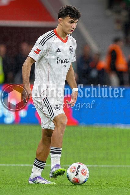 Bayer 04 Leverkusen vs Eintracht Frankfurt - Bundesliga  | Leverkusen, Deutschland, 12.09.25:   Can Yilmaz Uzun (Eintracht Frankfurt) in Aktion am Ball, Einzelaktion waehrend des Spiels der Bundesliga zwischen  Bayer 04 Leverkusen vs Eintracht Frankfurt in der BayArena(Foto von Brauer-Fotoagentur / Adrian Schlueter)