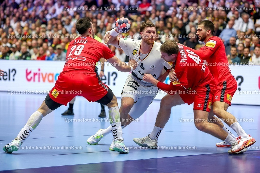 EHF17012602053 | 17.01.2026, Handball, Men's EHF EURO 2026, Deutschland - Serbien, Jyske Bank Boxen in Herning, Dänemark, Preliminary Round:  Johannes Golla (Germany #04) im Zweikampf gegen   Marko Tasic (Serbien #29)  Dragan Pechmalbec (Serbien #46) 