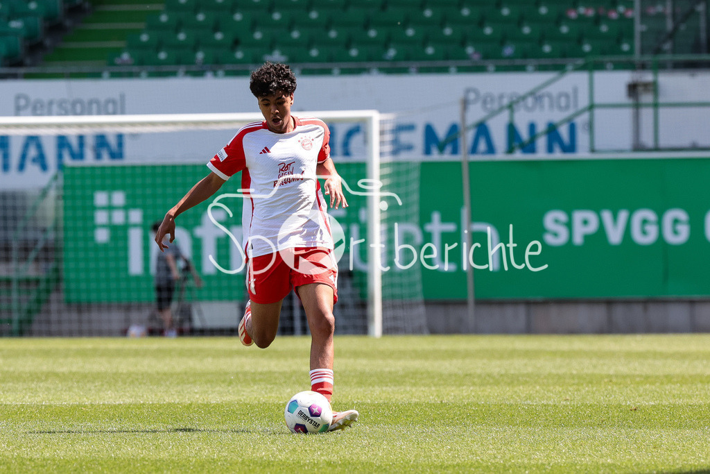 SpVgg Greuther Fürth II - FC Bayern Amateure | am Ball Adam AZNOU BEN CHEIKH (FCB #53) / Freisteller / Einzelfoto
