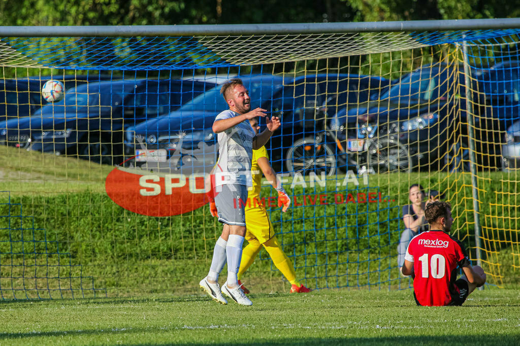 SG Krumpendorf/Pörtschach - ASKÖ Gurnitz 1-2, 1. Klasse C | Andreas Hartl (SG Krumpendorf/ATUS Pörtschach #16) Cedomir Markovic (ASKÖ Gurnitz #10) Jakov Soldo (ASKÖ Gurnitz #1) SG Krumpendorf/Pörtschach - ASKÖ Gurnitz 1-2 am 20.08.2023 in Krumpendorf
(Sportplatz), Austria, (Photo by Ernst Krawagner sport-fan.at) - Realisiert mit Pictrs.com