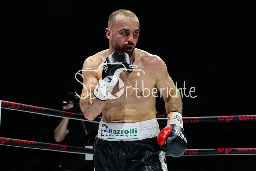 Profi - Box - Gala / Main Event | Shefat ISUFI (Schwarz Weisse Hose) im WBF Titelkampf in Aktion