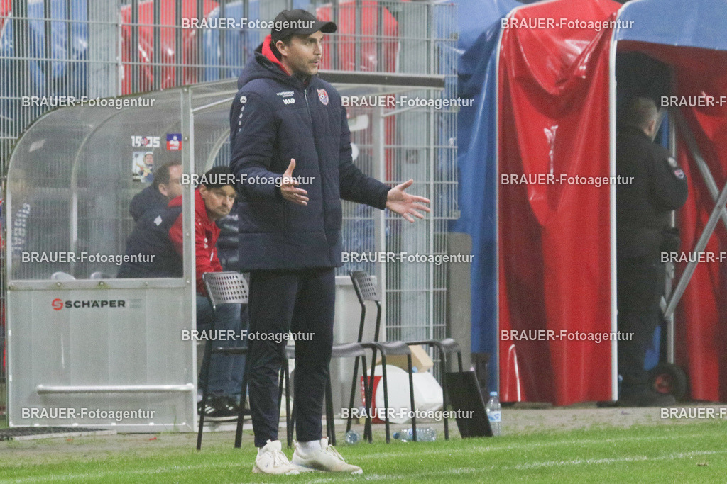15.11.2025 KFC Uerdingen - SPVG Schonnebeck | Krefeld, Deutschland, 15.11.2025: Julian Stöhr, Trainer (KFC Uerdingen) schaut während des Oberliga Niederrhein Spiels zwischen KFC Uerdingen  - Spvg Essen Schonnebeck am 15.11. 2025 im Krefelder Grotenburg - Stadion in Krefeld, Deutschland. (Foto Ralph Görtz / Brauer-Fotoagentur)