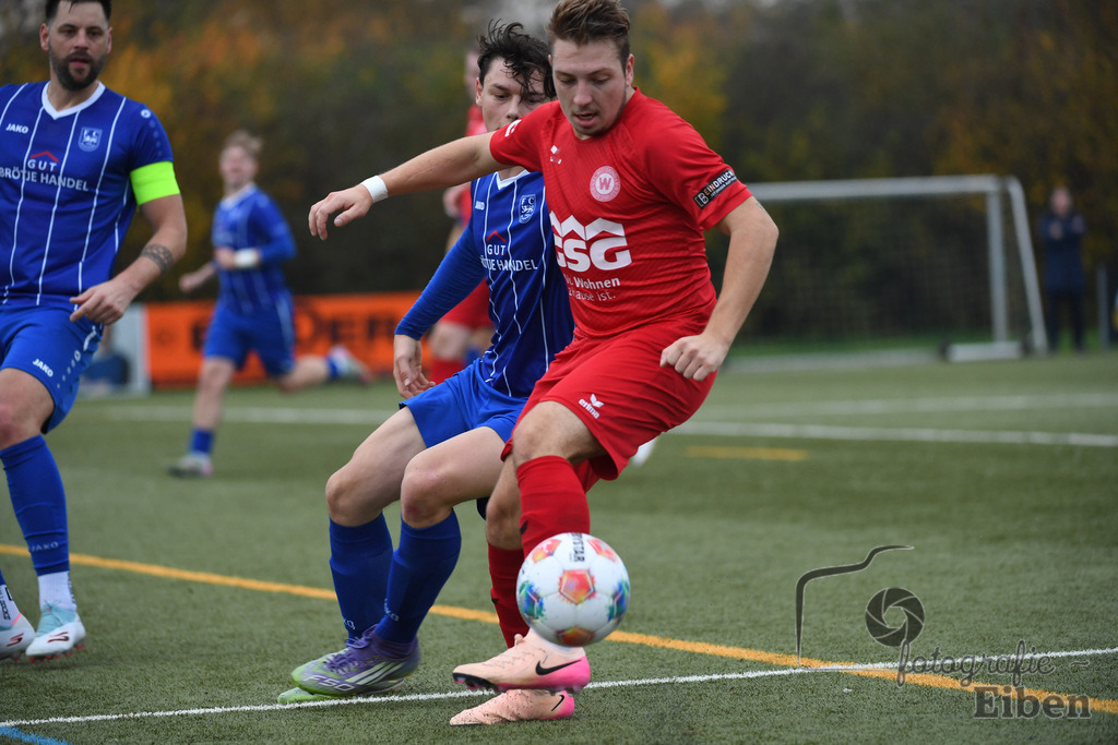 FC Rastede-VfL Wildeshausen | Herren Bezirksliga 2; FC Rastede (blau)-VfL Wildeshausen (rot) am 09.11.2025 in Rastede (Sportanlage Köttersweg), Photo: Philip Eiben 2025 - Realisiert mit Pictrs.com