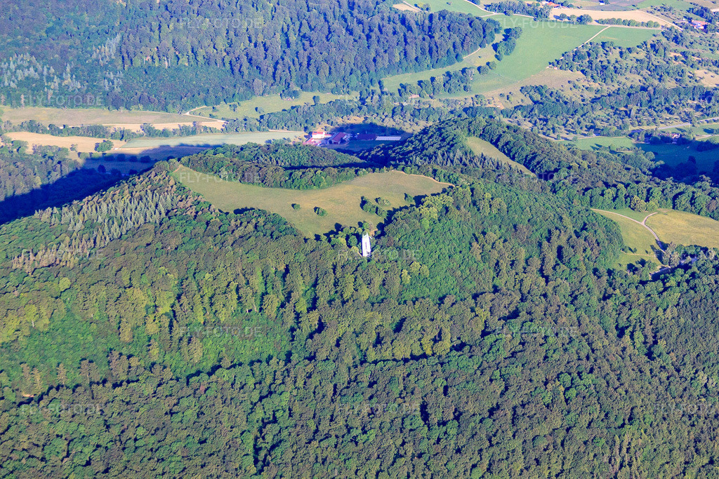 Luftbild: Bauwerk des Aussichtsturmes Schönbergturm im Wald in Pfullingen im Bundesland Baden-Württemberg in Deutschland. Foto: IMG_67659.jpg vom 09.06.2014 durch Werner Riehm/FLY-FOTO.deWWW.PFULLINGERONDERHOS.DE