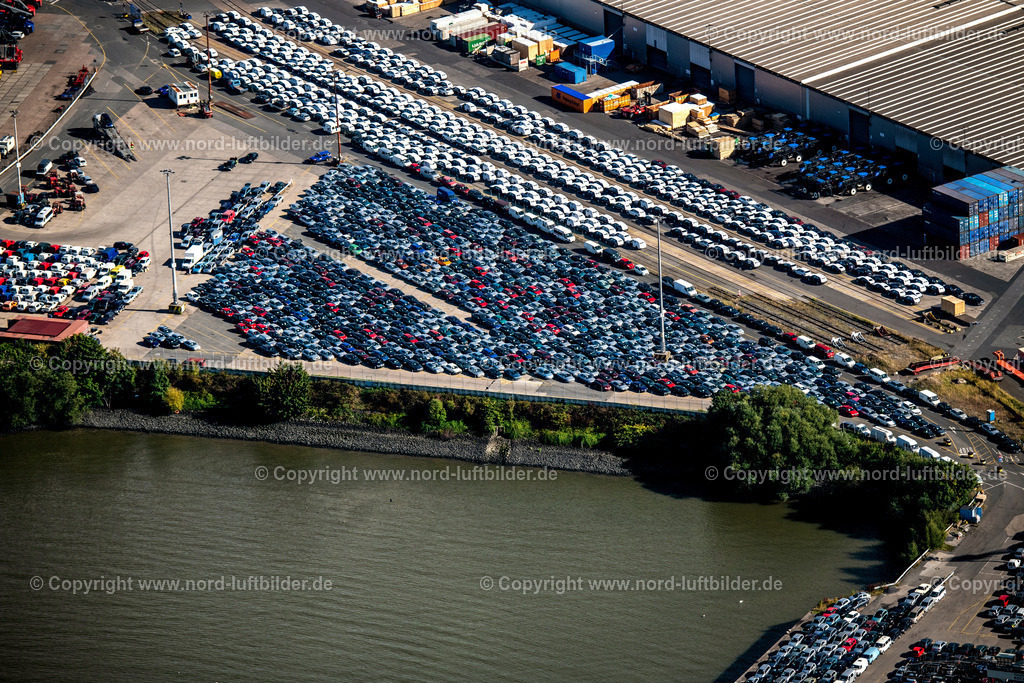 Hamburg_Hansehafen_Autoverladung_ELS_3284200922 | HAMBURG 20.09.2022 Automobile - Personenkraftwagen auf den Abstellflächen im Freigelände an den Hafenanlagen Kleiner Grasbrook an der Dessauer Straße in Hamburg, Deutschland. Weiterführende Informationen bei: ALC Timber Worxx Packaging GmbH,  Frangie Internationale Spedition GmbH. // Automobiles - cars on the parking spaces in the outdoor area on Hafenanlagen Kleiner Grasbrook on Dessauer Strasse in Hamburg, Germany. Further information at: ALC Timber Worxx Packaging GmbH,  Frangie Internationale Spedition GmbH. Foto: Martin Elsen