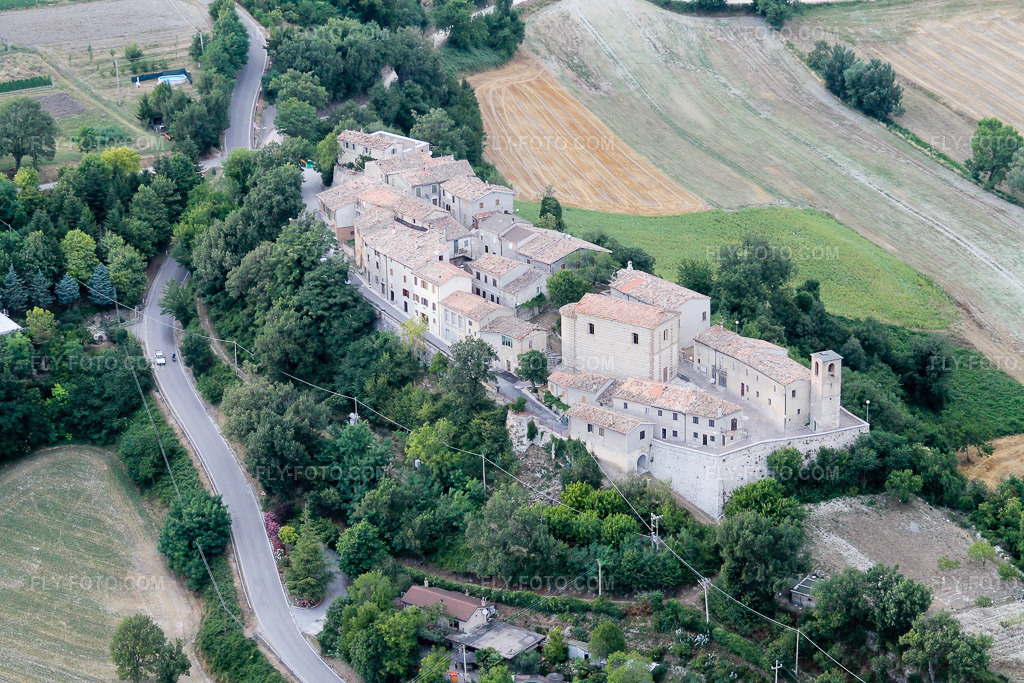 Aerial view: View of the town in Cartoceto in the state The Marches, Italy. – Photo: IMG_43098.jpg taken on 07/16/2011 by Werner Riehm/FLY-FOTO.com – Resolution of the original: 4272 x 2848 px