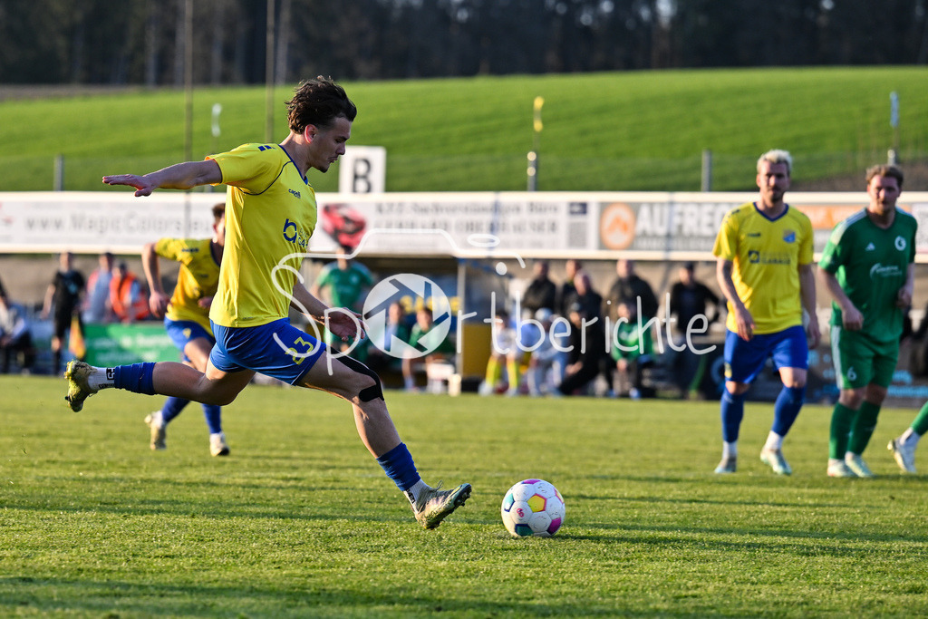 FC Pipinsried - TSV Grünwald | in dieser Szene verschiesst Valdrin KONJUHI (FC Pipinsried 23) einen Elfmeter / Bayernliga Sued: FC Pipinsried - TSV Gruenwald, Kuechenstadel Arena am 11.04.2025