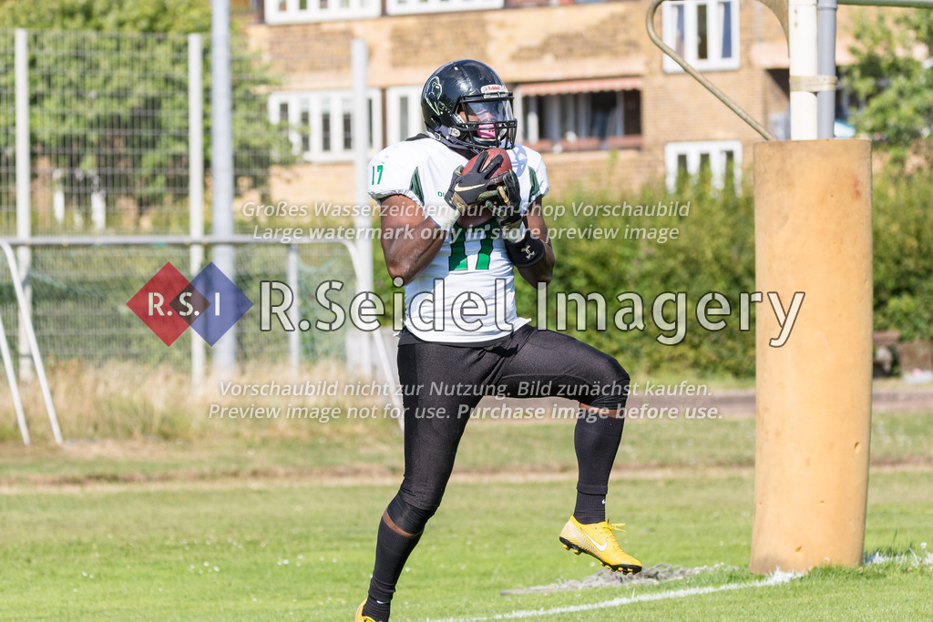 American Football, Saison 2022, Regionalliga Nord, Hamburg Blue Devils - Oldenburg Knights, Dr.-Hermann-Schnell-Sportplatz (Hamburg), 06.08.2022, 07. Gameweek | Adrian Dorsey (#17, Oldenburg) macht einen Touchdown.