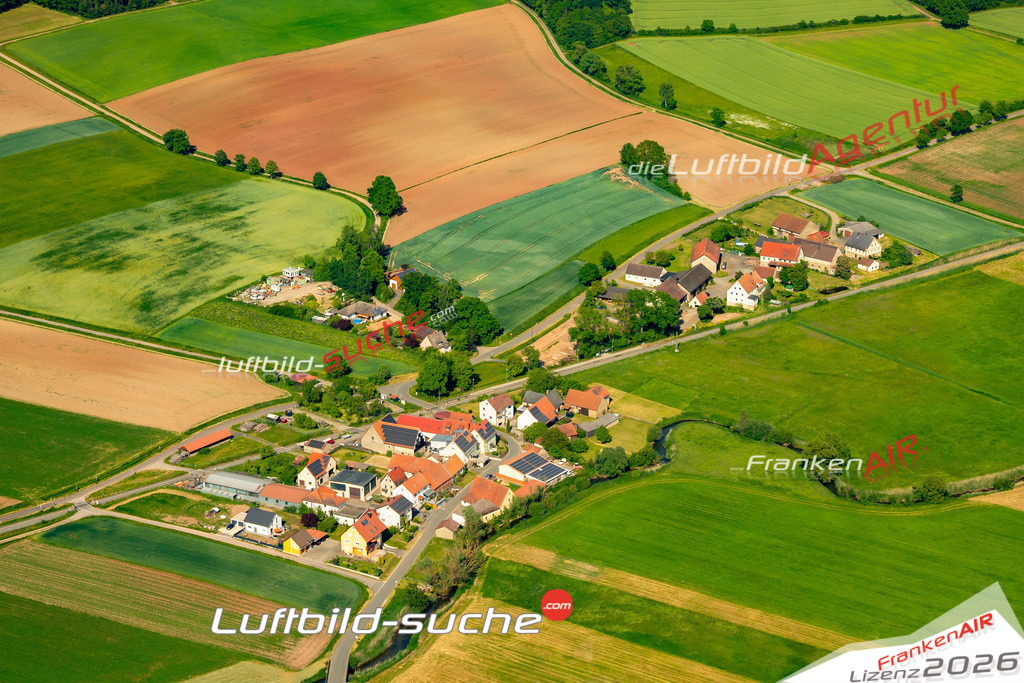 Das Luftbild zeigt Laimbach Reckendorf - Die Luftaufnahme wurde 2023 vom UL-Flugzeug aus erstellt ( keine Drohne ) - Hochauflösende Luftaufnahme - Für grossformatige Ausdrucke geeignet. Die Geschenkidee !Mit Lizenz und Bildrechte bestellbar