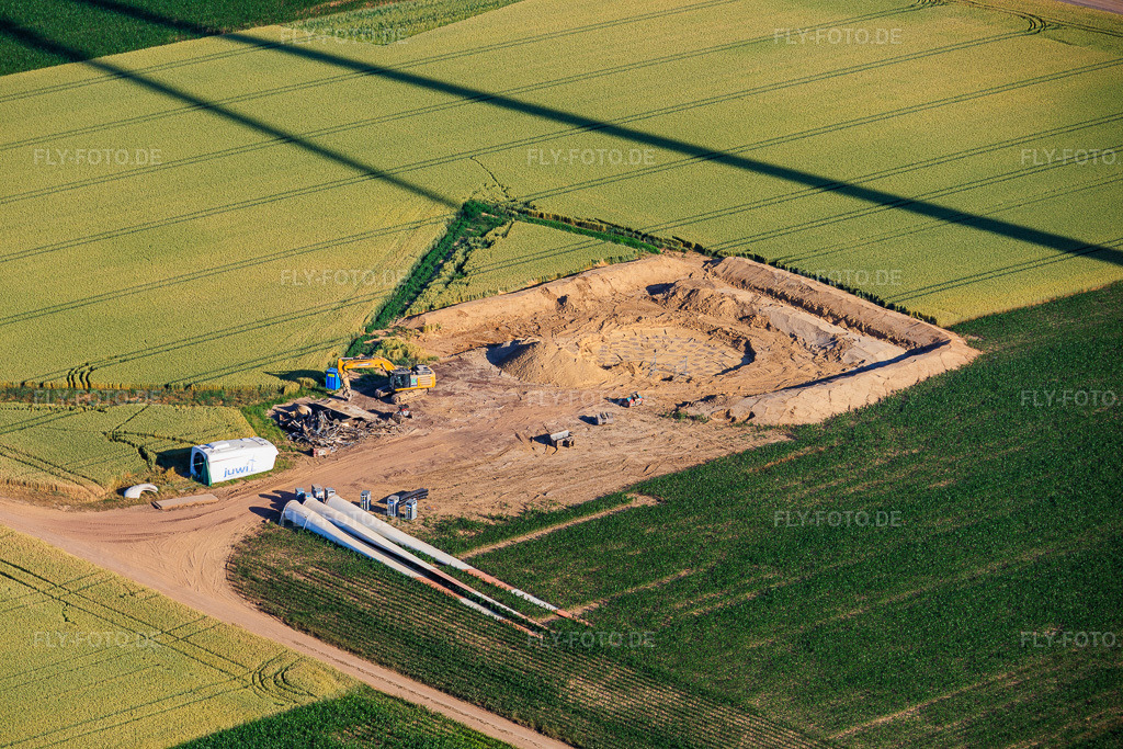 Luftbild: Abriss und Zerlegen der vier Altanlagen (GE 1.5) aus 2004 nach Repowering des Windpark Minfeld. in Minfeld im Bundesland Rheinland-Pfalz in Deutschland. – Foto: IMG_157698.jpg vom 19.06.2026 durch Werner Riehm/FLY-FOTO.de – Auflösung des Originals: 6000 x 4000 px – JUWI Windparks - JUWI