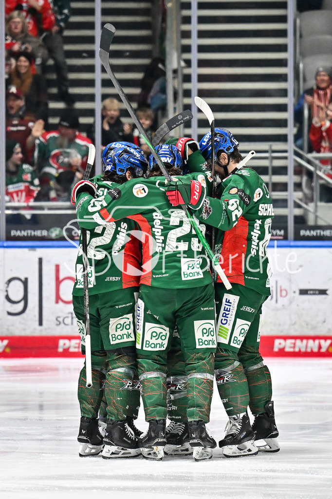 Augsburger Panther - Grizzlys Wolfsburg | AUGSBURG, GERMANY - 15. MARCH: Jubel der Panther nach dem Treffer zum 3-4 durch T. J. TREVELYAN (Augsburger Panther 24) / Tor / Torschuetze / Freude / Happy während dem Match zwischen den Augsburger Panthern und den Grizzlys Wolfsburg am 52. Spieltag der Penny DEL im Curt Frenzel Stadion