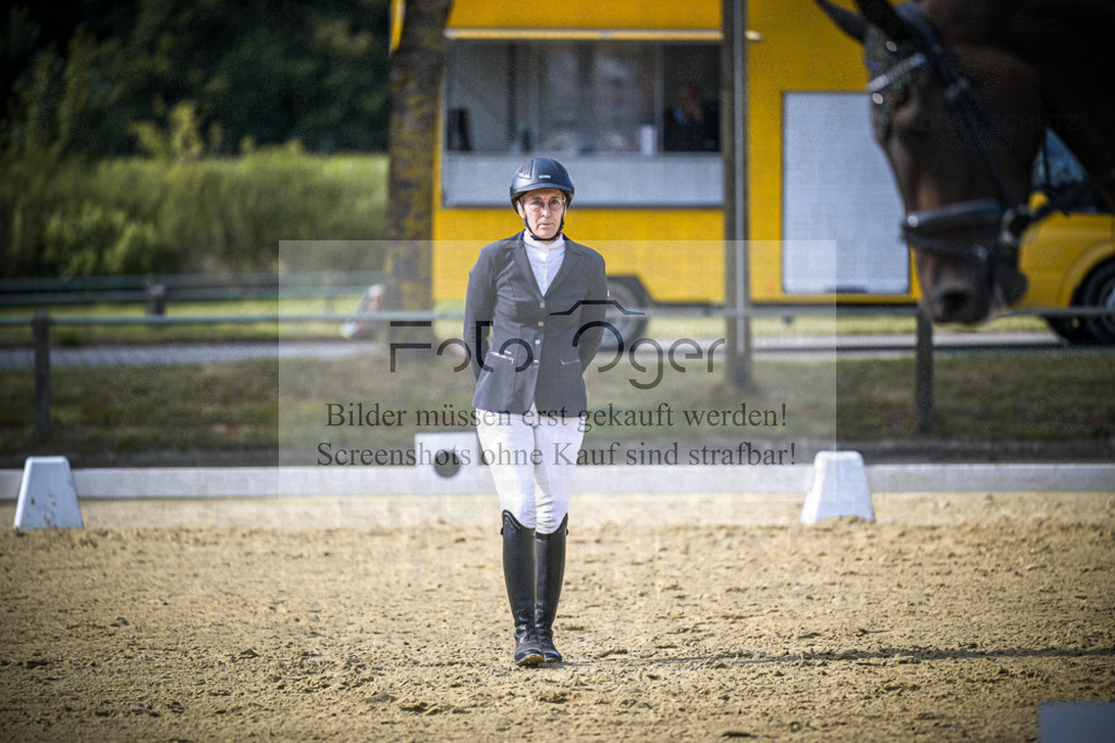 DOS_9805 | Entdecke hochwertige Reitturnierfotos von Foto Oger. Professionell, emotional und authentisch – jetzt Lieblingsmomente im Shop bestellen.Deutschlandweite Turnierfotografie. - Realisiert mit Pictrs.com