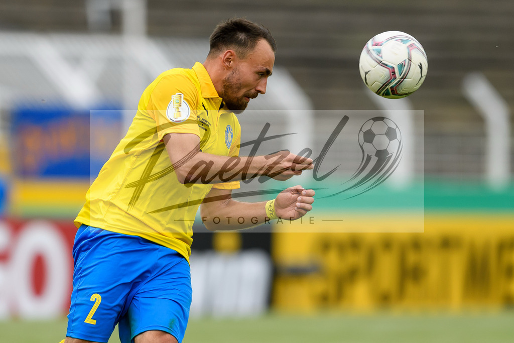 LLELEV20210807_144 | Fussball, Herren: Robert Berger (1. FC Lokomotive Leipzig) in Aktion, am Ball, Einzelaktion beim Spiel der 1. Runde im DFB-Pokal zwischen 1. FC Lokomotive Leipzig und Bayer 04 Leverkusen im Bruno-Plache-Stadion am 07.08.2021 in Leipzig, Deutschland.DFB / DFL REGULATIONS PROHIBIT ANY USE OF PHOTOGRAPHS AS IMAGE SEQUENCES AND/OR QUASI-VIDEO. - Realisiert mit Pictrs.com