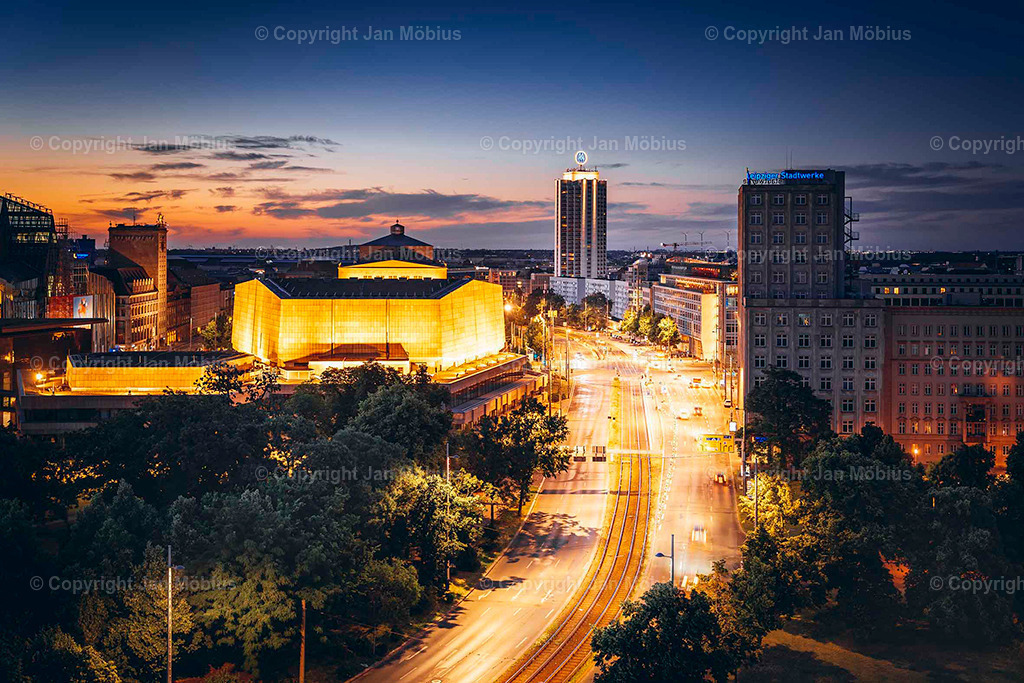 Augustusplatz | Erlebe den berühmten Augustusplatz im Herzen von Leipzig – eingefangen durch meine Linse in einzigartigen Momenten. Der Augustusplatz ist nicht nur ein architektonisches Highlight, sondern auch ein Ort voller Geschichte, Bewegung und Atmosphäre. Ob das Opernhaus im goldenen Abendlicht, die Universität in moderner Klarheit oder die Lichtspiele auf dem Brunnen – meine Fotografien zeigen Leipzigs bekanntesten Platz in seiner ganzen Schönheit. - Realisiert mit Pictrs.com