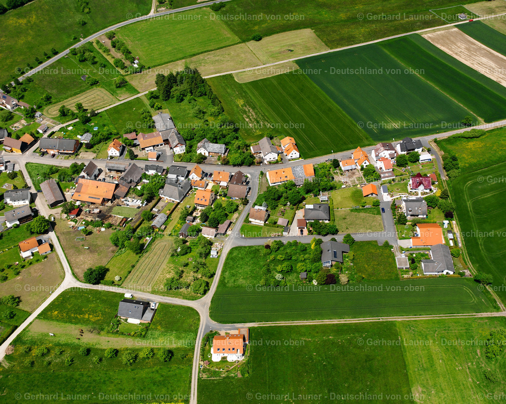2615664 | RAINROD 09.06.2006 Landwirtschaftliche Nutzflächen und Feldgrenzen  umsäumen das Siedlungsgebiet des Dorfes in Rainrod im Bundesland Hessen, Deutschland // Agricultural land and field boundaries surround the settlement area of the village  in Rainrod in the state Hesse, Germany Foto: Gerhard Launer