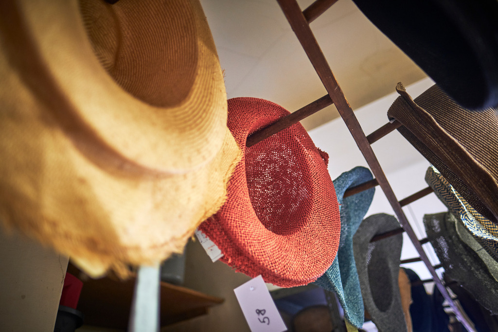Mühlbauer Hutmanufaktur | WIen, Austria - March 04, 2020; Mühlbauer Hutmanufaktur, diverse Strohhüte an der Decke hängend. - Realisiert mit Pictrs.com