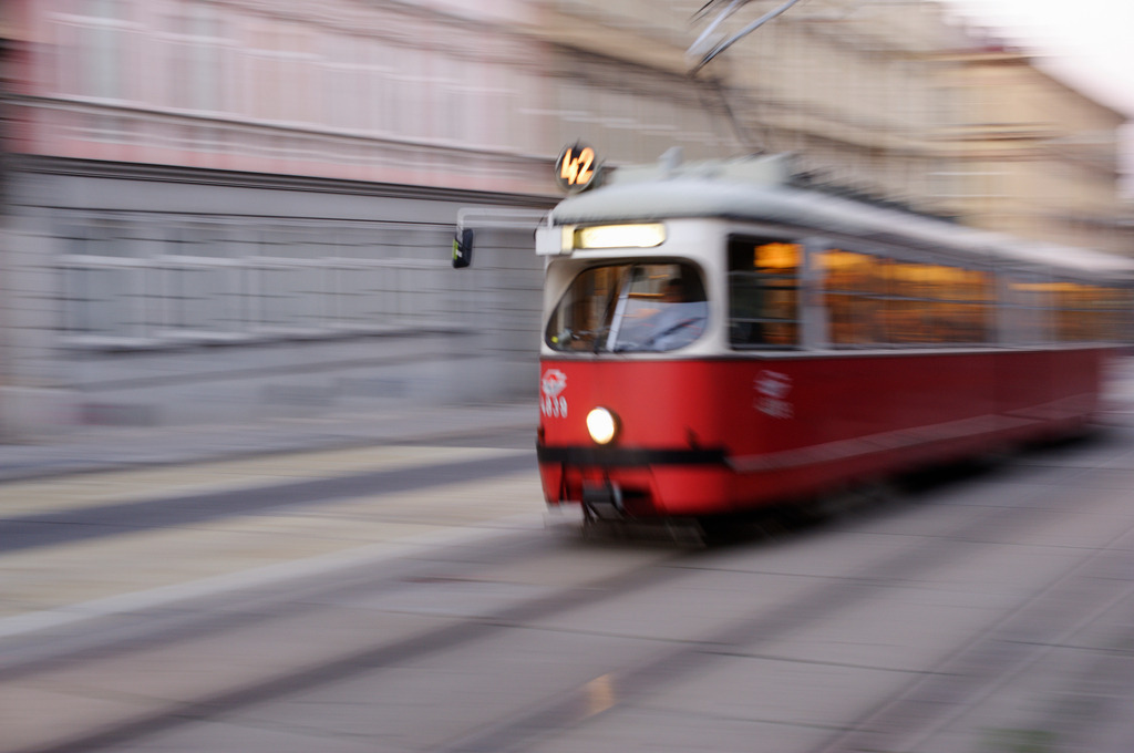 Straßenbahn fahrend im Abendverkehr | Wien, Austria - October 19, 2012: Straßenbahn fahrend im Abendverkehr. - Realisiert mit Pictrs.com