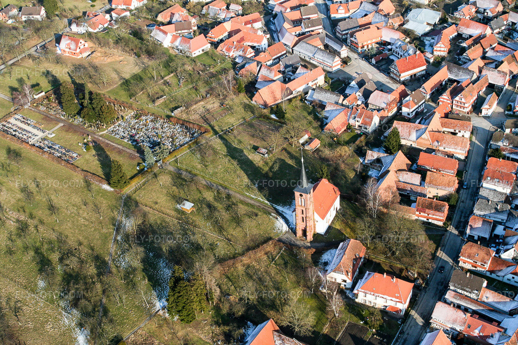 Aerial view: Cemetery and Protestant Church Hunspach on the edge of the village in Hunspach in the state Bas-Rhin, France. – Photo: IMG_1221.jpg taken on 03/12/2006 by Werner Riehm/FLY-FOTO.com – Resolution of the original: 3456 x 2304 px – Paroisses Protestantes du 